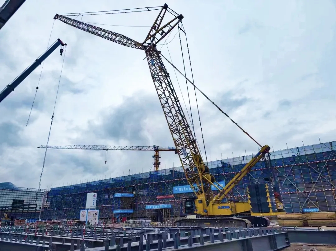 “鋼”鐵的意志！徐工XGC320履帶起重機(jī)參建大跨度鋼結(jié)構(gòu)工業(yè)廠房