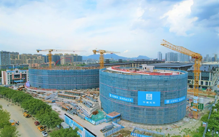 逐浪揚(yáng)帆，徐工塔機(jī)吊起蒼南大劇院“鋼鐵脊梁”