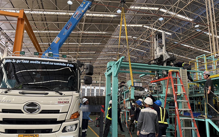 隨車吊界 “卷王” 現(xiàn)身東南亞廠房，一機(jī)頂十臺(tái)