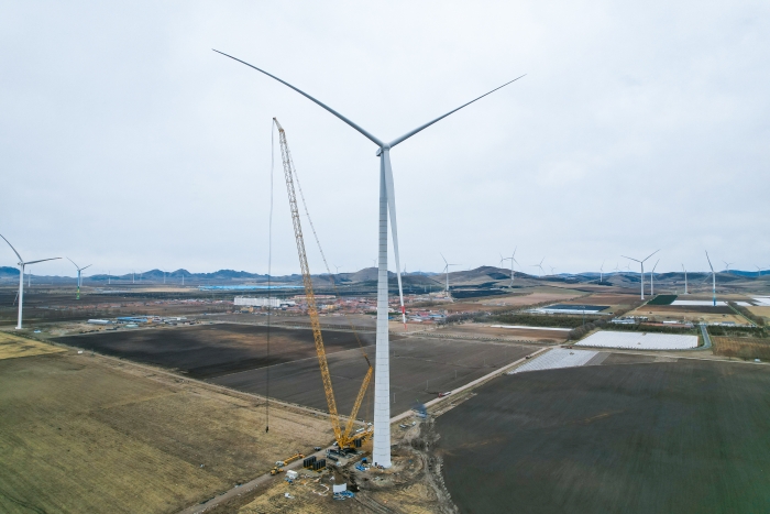 高空之巔，再鑄榮光！XLC18000M助力大型風電場首臺185米風機成功吊裝