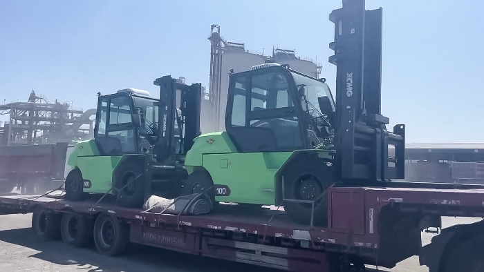 從室內(nèi)到室外，24小時不停歇！徐工孔雀叉車扎根新疆鋼材廠