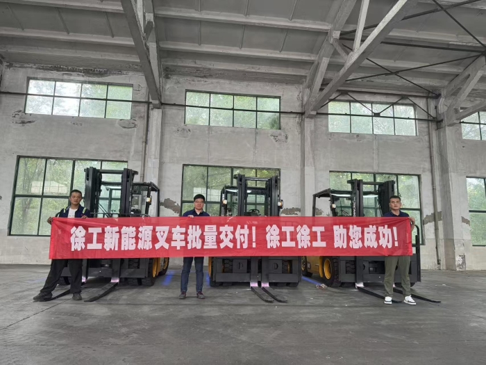 品質(zhì)與服務(wù)共拓市場新局！徐工孔雀叉車賦能冶金行業(yè)