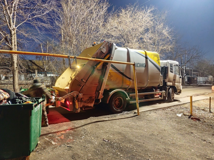徐工后裝壓縮式垃圾車助力阿斯塔納：高效環(huán)保，助力城市清潔