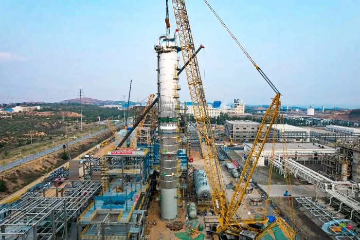 二十載老將再建功！徐工QUY450協(xié)助XGC12000輕松搞定百噸精餾塔